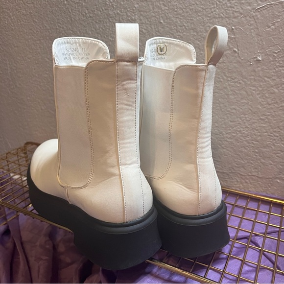 NWT Women's White Chelsea Boot sz 11, non platform, black soles, slip-on. - Picture 7 of 9